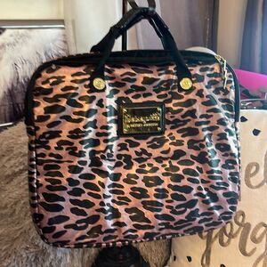 Betsey johnson betseyville pink satin leopard/cheetah laptop bag-case